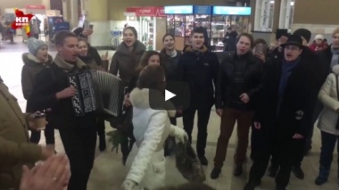 Флешмоб на Киевском вокзале в Москве - «Распрягайте, хлопцы, коней»